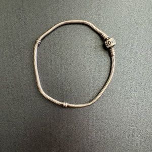 925 Sterling Silver Pandora Barrel Clasp
Bracelet 9”